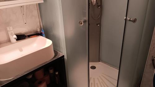 Maison de vacances à quelques pas des remparts في إج مورت: حمام صغير مع حوض ودش