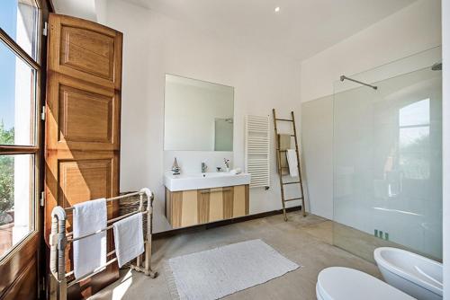 uma casa de banho com um lavatório e um espelho em Casa da Terra Branca em Vila Nova de Cacela
