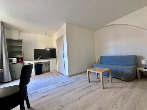 un salon avec un lit et une table dans l'établissement 02 Studio Immeuble Le GD, à Jarny