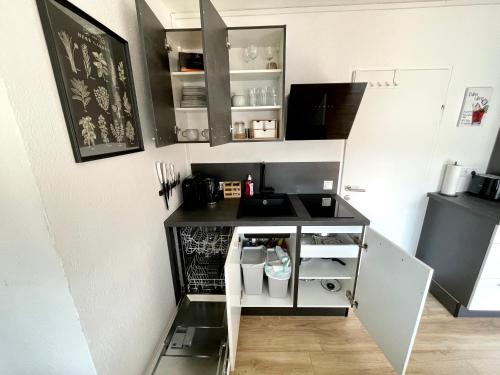 una pequeña cocina con fregadero y encimera en StayHere Central City Studio 14 - contactless Self-Check-IN en Graz