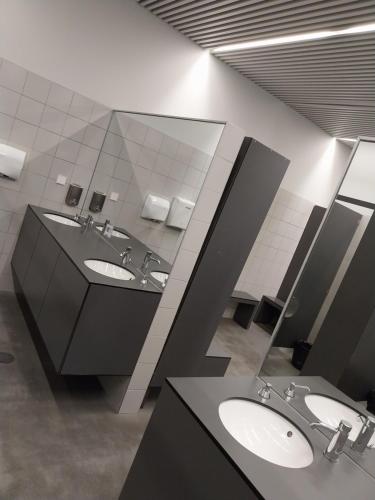 a bathroom with three sinks and a large mirror at Navegar no Douro - Navegação e Turismo Unipessoal, Lda in Vila Nova de Gaia