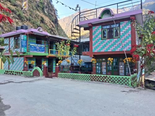 ein farbenfrohes Gebäude an der Straßenseite in der Unterkunft Hotel in Bagarchhāp