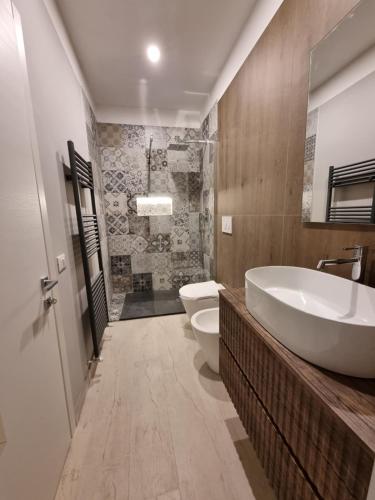 ein Badezimmer mit einer Badewanne, einem WC und einem Waschbecken in der Unterkunft Cà Fiamma 2 in Casale Monferrato