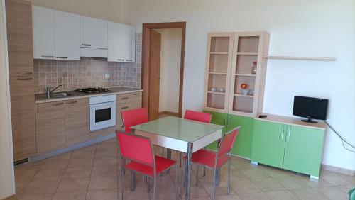Kuhinja ili čajna kuhinja u objektu Oasi Kite - Stagnone Apartments