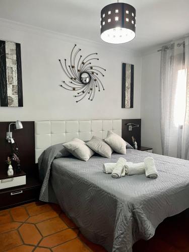 een slaapkamer met een bed met twee handdoeken erop bij Nerja's center Apartment in Nerja