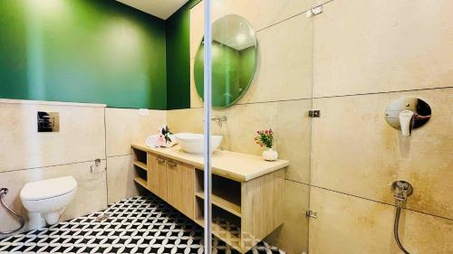 y baño con aseo, lavabo y ducha. en BluO 3BHK CityWalk Mall, MAX Saket -Lift, Balcony., en Nueva Delhi