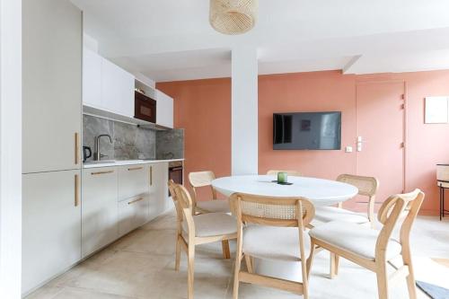 une cuisine et une salle à manger avec une table et des chaises dans l'établissement MyKeypers - Chic & Elegant Flat 2BR/6P- République, à Paris