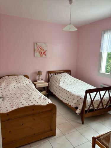 1 dormitorio con 2 camas y ventana en Maison 4 personnes face mer, en La Brée-les-Bains