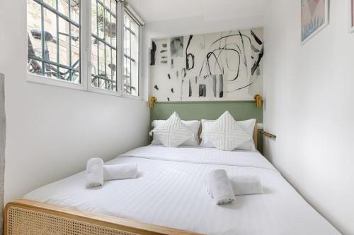 - une chambre avec un lit doté de draps blancs et 2 fenêtres dans l'établissement MyKeypers - Chic & Elegant Flat 2BR/6P- République, à Paris