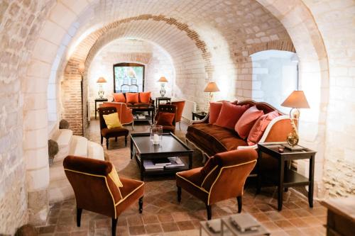 a living room with a couch and chairs at Le Champ des Oiseaux Hôtel & Spa in Troyes