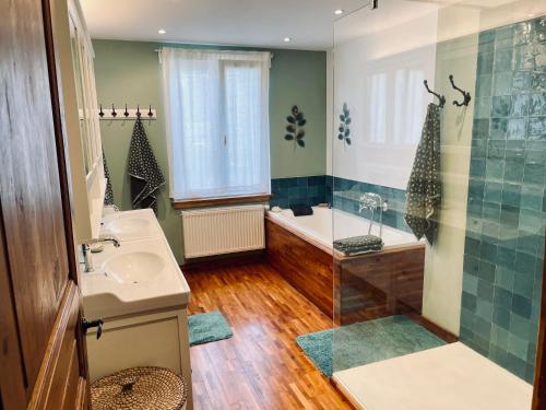 Braine-le-Comte的住宿－Les Volets Blancs，带淋浴、盥洗盆和浴缸的浴室