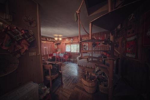 a living room with a table and a dining room at Rifugio del volpacchiotto - Piano Battaglia in Petralia Sottana