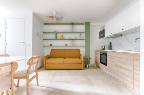 un salon avec un canapé jaune dans une cuisine dans l'établissement MyKeypers - Chic & Cozy Flat 4P - République, à Paris