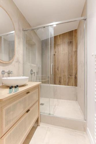 une salle de bain avec une douche en verre et un lavabo dans l'établissement MyKeypers - Chic & Cozy Flat 4P - République, à Paris