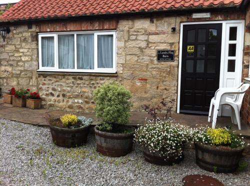 A porch or other outdoor area at Lamb & Flag Inn 