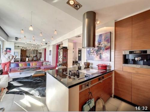 une cuisine avec un comptoir et un salon dans l'établissement Appartement charmant en bord de mer à Nice 60 m² avec terrasse privée, à Nice