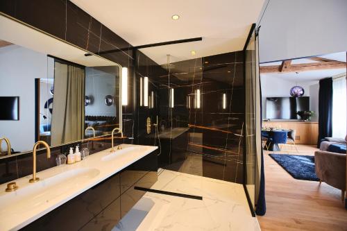 a bathroom with two sinks and a shower at Maison Heym Bordeaux in Bordeaux