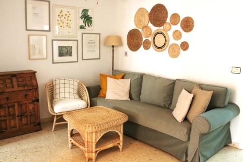 ポルト・サプラヤにあるCozy apartment on the seaのリビングルーム(緑のソファ、椅子付)