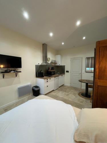 une chambre avec un lit et une cuisine avec une table dans l'établissement Studio 29, à Nîmes