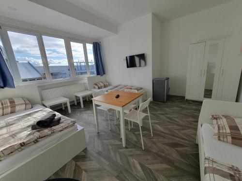 sala de estar con mesa y sofá en Akdeniz Pension, en Ludwigsfelde