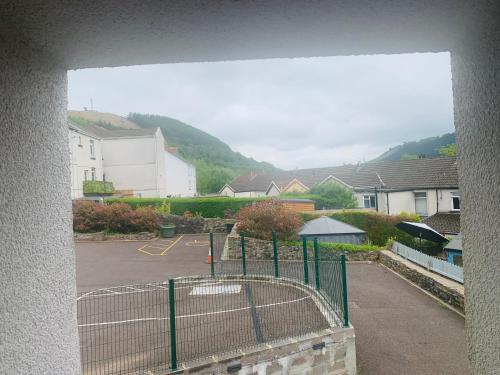 Blick aus einem Fenster auf einen Parkplatz in der Unterkunft Bike Park Cottage Sleeps 5 with Pet in Merthyr Tydfil