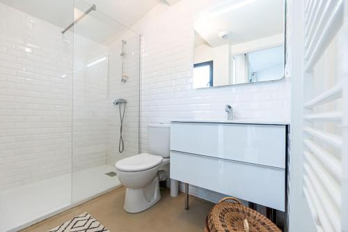 een witte badkamer met een toilet en een wastafel bij Le LilaRosa, Terrasse, Clim, Pkg, Centre Ville in Montpellier