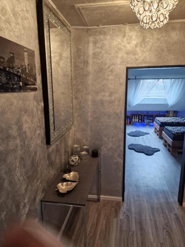 Zimmer mit einem Tisch und einem Zimmer mit einem Bett in der Unterkunft Schlafgut24 2 in Dortmund