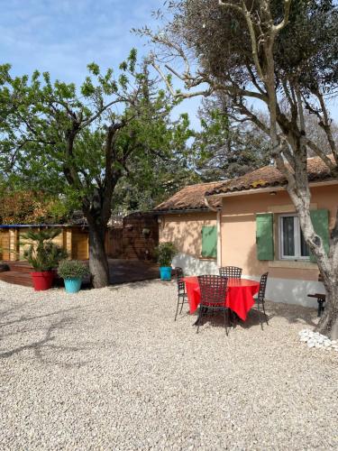 patio ze stołem i krzesłami przed domem w obiekcie Gite 135 C w mieście Sarrians