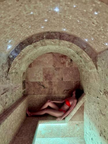 a person laying in a tunnel in a bath tub at Château de Jallanges & Spa à Vouvray - 1h de spa incluse par jour in Vouvray