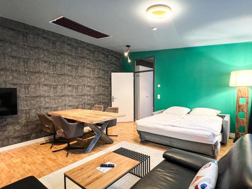 een woonkamer met een bed en een tafel bij Exklusives Leipzig City Apartment Aurora in Leipzig