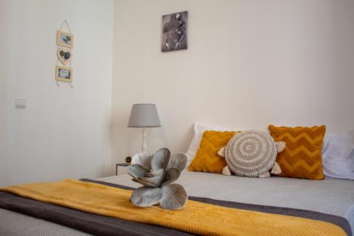 En eller flere senger på et rom på Casa Amarela - Conforto e localização central!