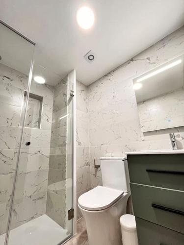 ビラフロールにあるRefugio acogedor en Vilaflorの白いバスルーム(トイレ、シャワー付)