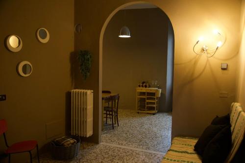 la Breda في كورتي فرانكا: غرفة معيشة مع ممر وطاولة وكراسي