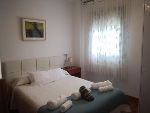 una camera da letto con un letto e asciugamani di Ría de Huelva a Huelva