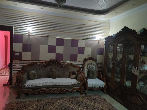 Zimmer mit Sofa und Spiegel in der Unterkunft وادي النيل in Kairo