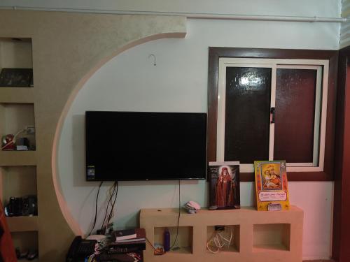 ein Wohnzimmer mit einem Flachbild-TV an der Wand in der Unterkunft وادي النيل in Kairo
