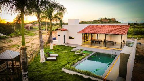 - une vue aérienne sur une maison avec une piscine dans l'établissement Chácara Recanto da Maria, à Petrolina
