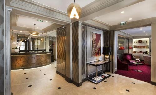Una gran sala con un vestíbulo con vestidor. en Elysees Apartments, en París