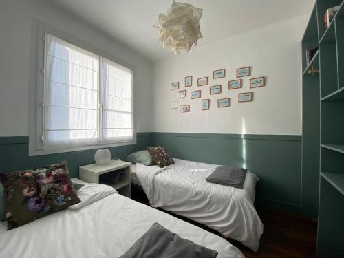a bedroom with two beds and a window at Le 7 in Mesland