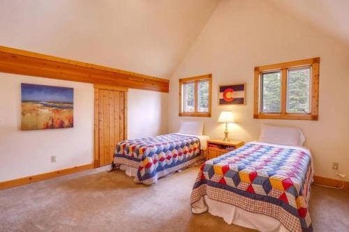 1 Schlafzimmer mit 2 Betten in einem Zimmer in der Unterkunft Evergreen Trails Retreat in Idaho Springs