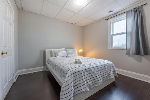 een slaapkamer met een bed met een teddybeer erop bij Niagara Nest - Comfy 1BR and 1BA Close to the Falls in Niagara Falls