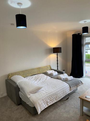 a bedroom with a bed in a room at Spacious 2 Bed Village Flat sleeps 4/6 in Nottingham