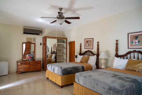 מיטה או מיטות בחדר ב-Ocean Front Triple Room at Sahara Hotel