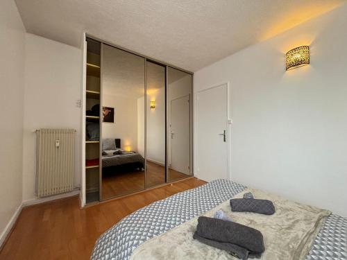 Ένα ή περισσότερα κρεβάτια σε δωμάτιο στο Guyon - Cosy proche gare Parking facile - Balcon #SirDest