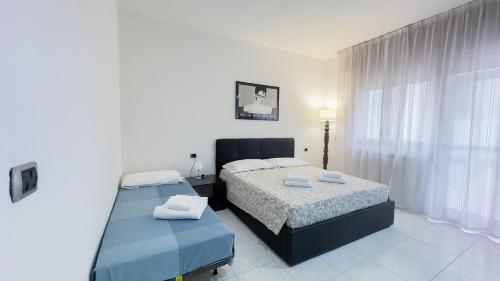 - une chambre avec 2 lits et une fenêtre dans l'établissement Appartamento al Mare, à Chioggia