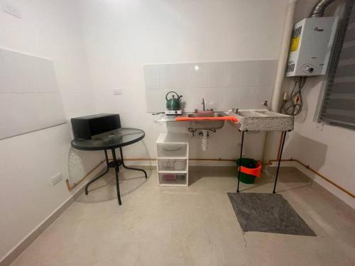 a small kitchen with a sink and a table at Dep completo a 5min del foro sol, y del aeropuerto in Mexico City