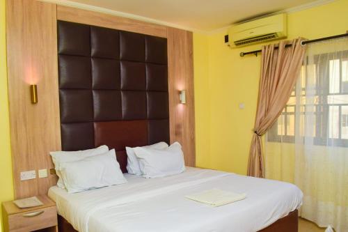 Tempat tidur dalam kamar di Lisgewann Global Hotel