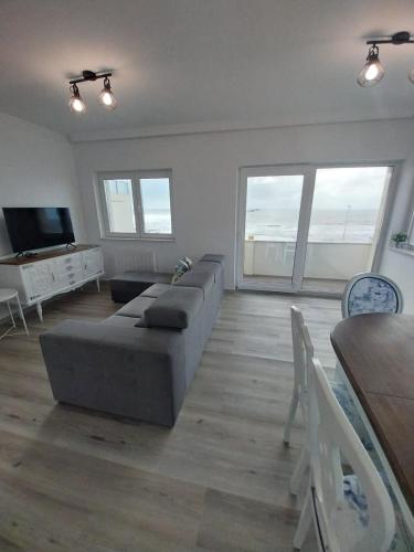 a living room with a couch and a table at Bleu Océan in Praia de Mira