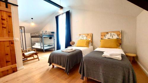 Cama ou camas em um quarto em THE HOLY COW - Hostel & Suites