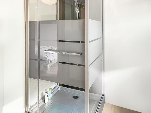 um armário de vidro com uma porta de vidro num quarto em L'Eden Carolo - Netflix, Wi-Fi, 10min Aéroport, Parking gratuit em Dampremy